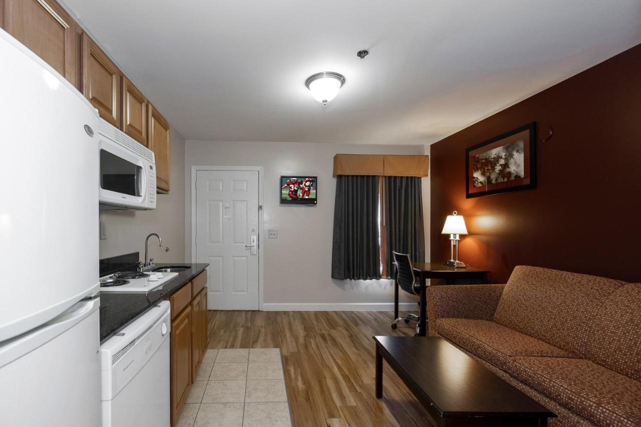 Red Roof Inn & Suites Уилсон Экстерьер фото