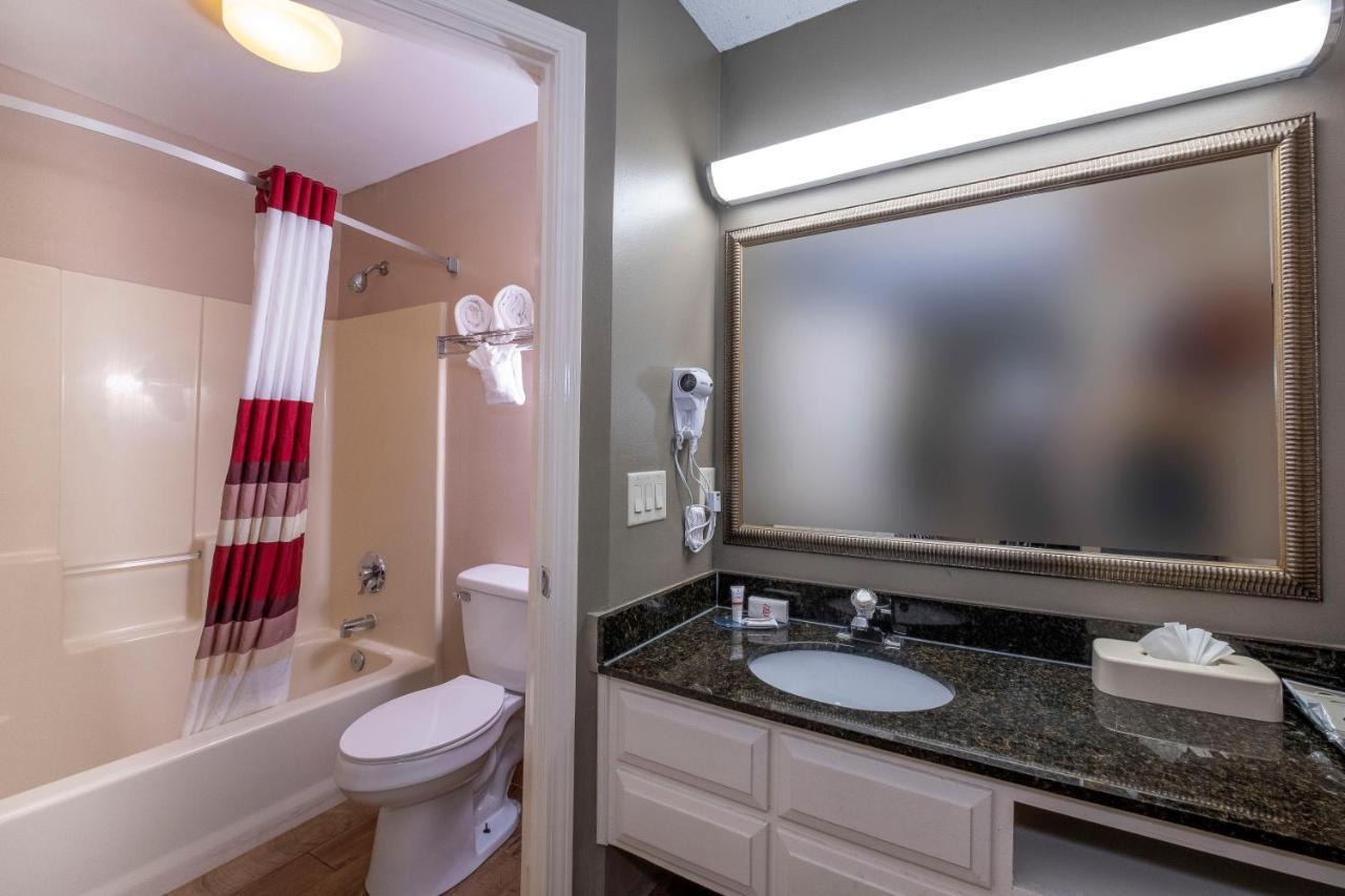 Red Roof Inn & Suites Уилсон Экстерьер фото