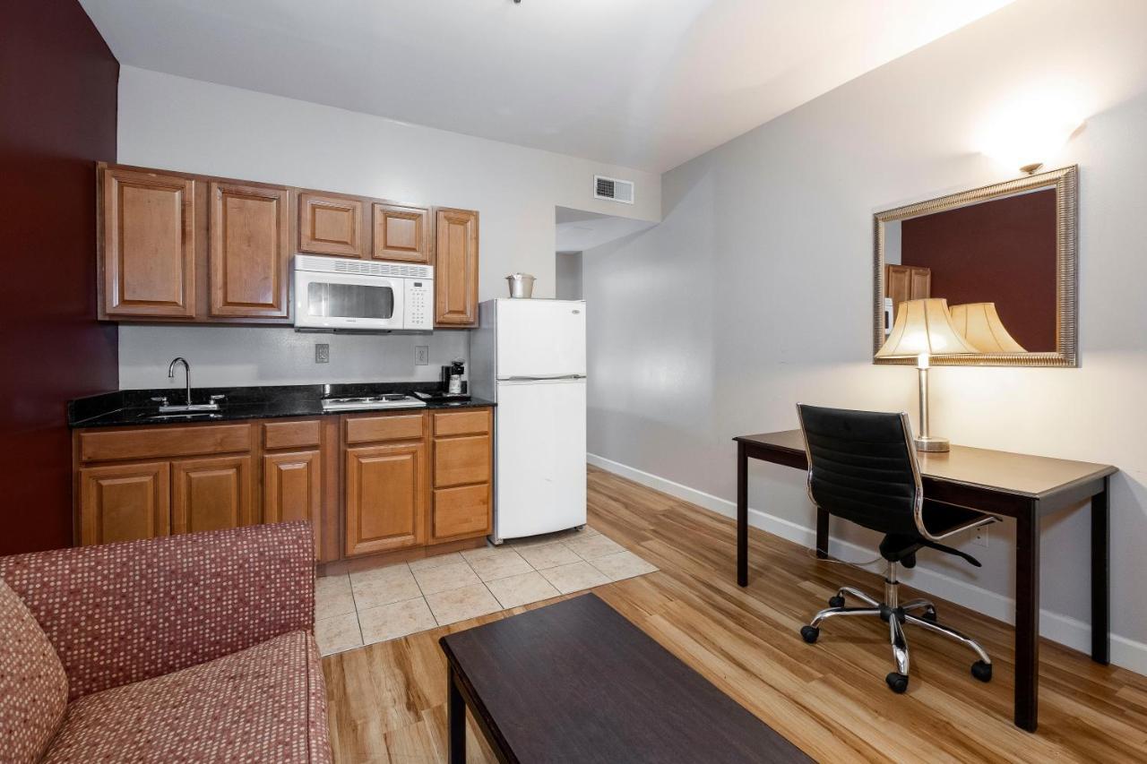 Red Roof Inn & Suites Уилсон Экстерьер фото