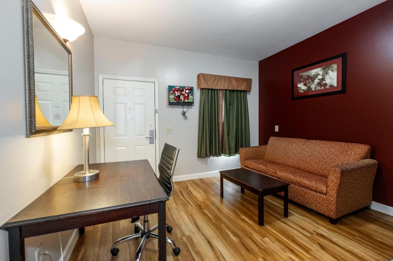 Red Roof Inn & Suites Уилсон Экстерьер фото